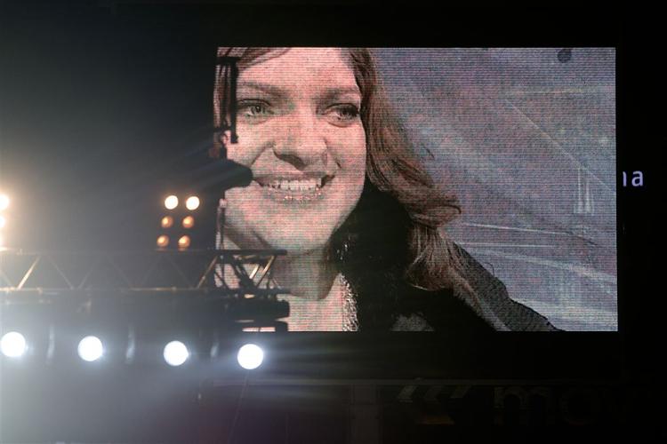 De musikalske amatører Laura og Martin stillede sig modigt op foran 50.000 skrigende fans på Rådhuspladsen. Men uden tv var der ikke meget X Factor over sangkonkurrencens to finalister. 