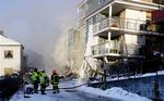 Redningskøretøjer er beordret væk fra den kollapsede bygning, som er 10 meter lavere end normalt, fordi en etage er styrtet helt sammen. 