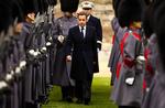 Den franske præsident, Sarkozy, er på besøg i Storbritannien, hvor han lover, at Frankrig nu også vil sende tropper til Afghanistan. 
