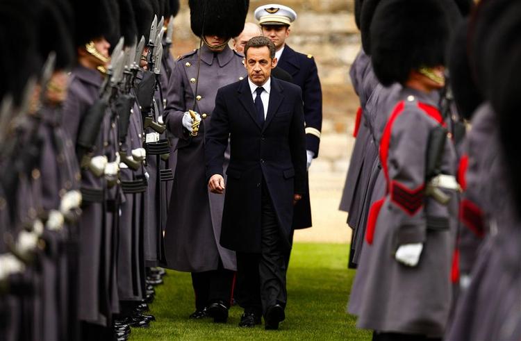 Den franske præsident, Sarkozy, er på besøg i Storbritannien, hvor han lover, at Frankrig nu også vil sende tropper til Afghanistan. 