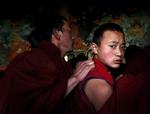 Omkring 30 munke brød ud i protesterende råb og gråd, da de udenlandske journalister kom på besøg for at se forholdene i Tibet. 