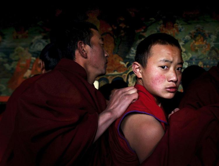 Omkring 30 munke brød ud i protesterende råb og gråd, da de udenlandske journalister kom på besøg for at se forholdene i Tibet. 