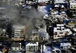 Flammerne har fortsat godt fat i den sammenstyrtede boligblok i Ålesund i Norge. Billedet her er dog fra i går, da der endnu ikke er kommet friske billeder fra stedet i dag. 