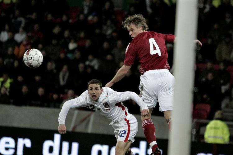 Martin Laursen vinder en hovedstødsduel mod David Rozehnal fra Tjekkiet. 