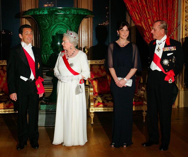 Carla Bruni-Sarkozy dragede al opmærksomhed til sig under det officielle besøg i Storbritannien. 