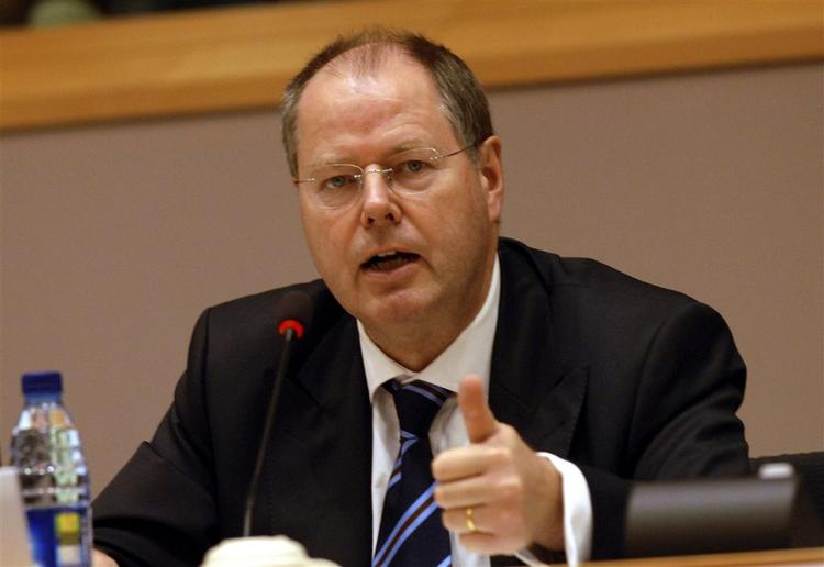 På en ny webside har Tysklands finansminister skiftet slipset ud med guldkæder og giver den som gangsterrapper. Arkivfoto. 