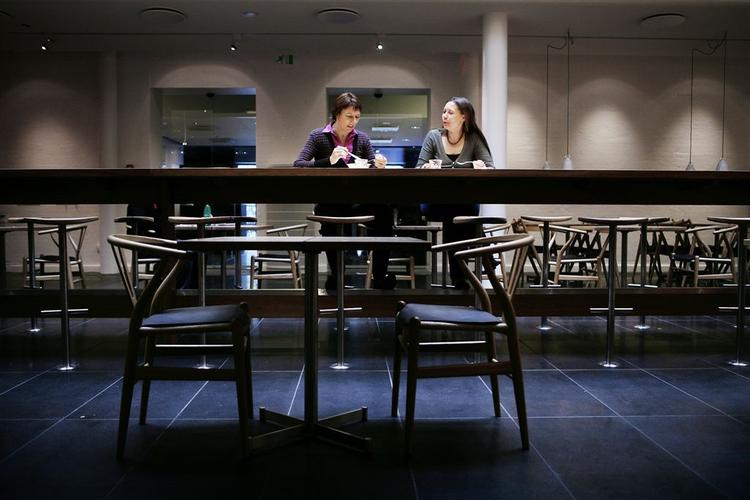 Det bliver langt dyrere at spise kantinemad, hvis regeringens nye forslag vinder flertal. I Politikens kantine, hvor dette billede er taget, koster dagens buffet 28 kroner. 
