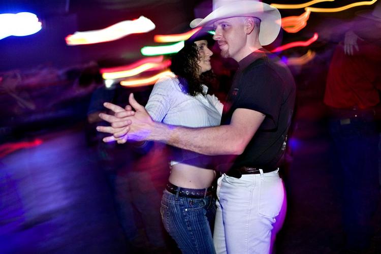 Der er langt fra Amager til Amerika, men i Amager Dancehall er stemningen blandt cowboyhatte og pistolbælter god. 