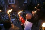 På Amager, hvor det 16-årige avisbud blev slået ihjel, er flere mødt op med fakler. 