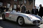 Få en tur. Denne Mercedes 300 SLR fra 1955 bliver kun sjældent lukket ud af fabrikkens museum. I weekenden kan man købe sig til en tur - dog kun som passager. I torsdags blev bilen fremvist på Rådhuspladsen i København. Foto: Sara Galbiati 