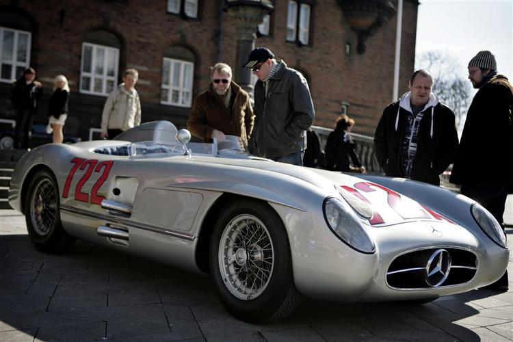 Få en tur. Denne Mercedes 300 SLR fra 1955 bliver kun sjældent lukket ud af fabrikkens museum. I weekenden kan man købe sig til en tur - dog kun som passager. I torsdags blev bilen fremvist på Rådhuspladsen i København. Foto: Sara Galbiati 