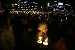 Faklerne var tændt på Rådshuspladsen i aften. 
