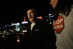 Benis Deniz Uzuns far gik forrest i fakkeltog mod vold, sammen med familiemedlemmer og arrangører. Her med Helen Toft, der oprettede facebook-gruppen »Meningsløs vold skal stoppes!« 