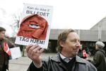 Anders Gravers med tildækket Muhammedtegning under demonstration i Aalborg. 
