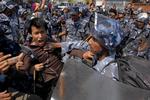 Protesterende tibetanere bliver fjernet foran en FN-bygning i Nepals hovedstad Katmandu. 