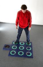 Hop på de lysende fliser og spil små spil samtidig. De danske Therapy Tiles kan bruges til både spil, genoptræning og træning. 