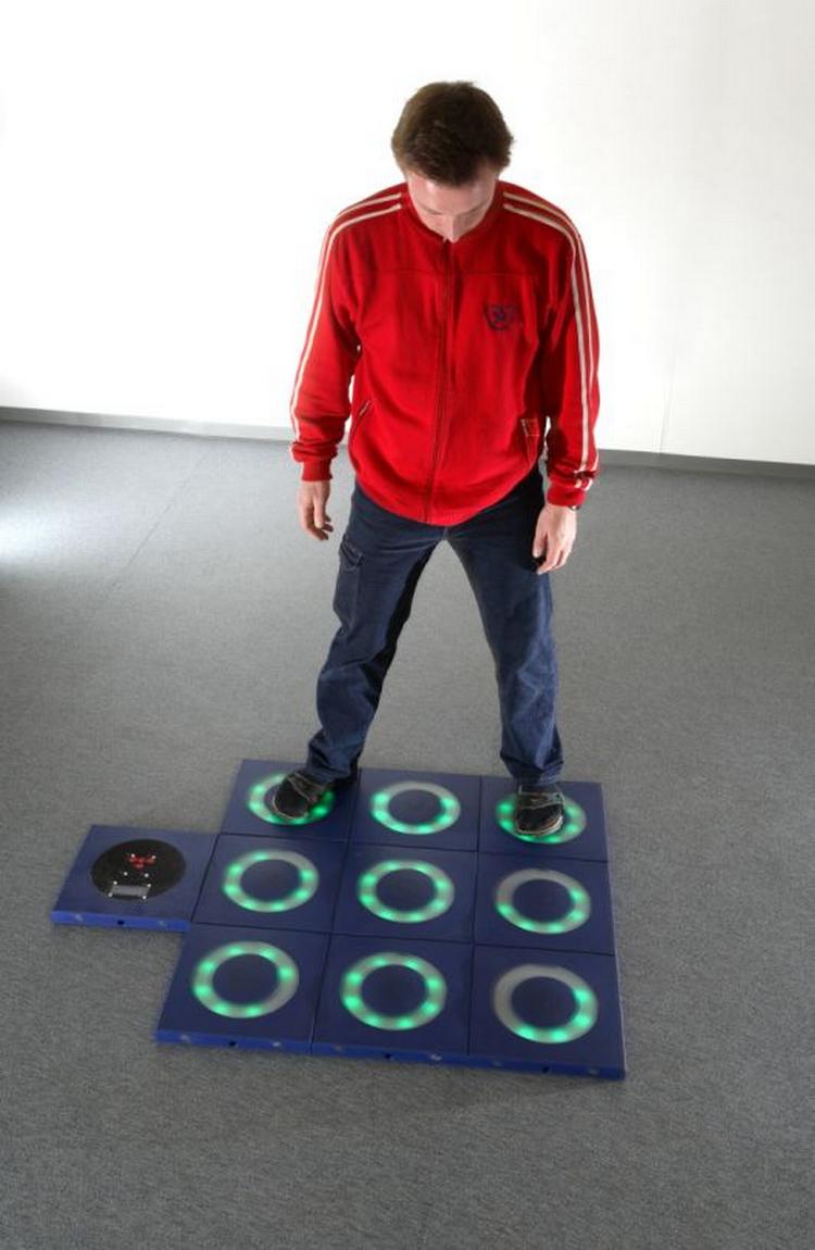 Hop på de lysende fliser og spil små spil samtidig. De danske Therapy Tiles kan bruges til både spil, genoptræning og træning. 