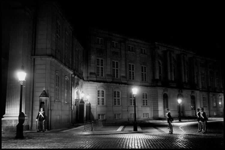 Amalienborg slukker lyset for at sætte fokus på kampen mod den globale opvamrning. 