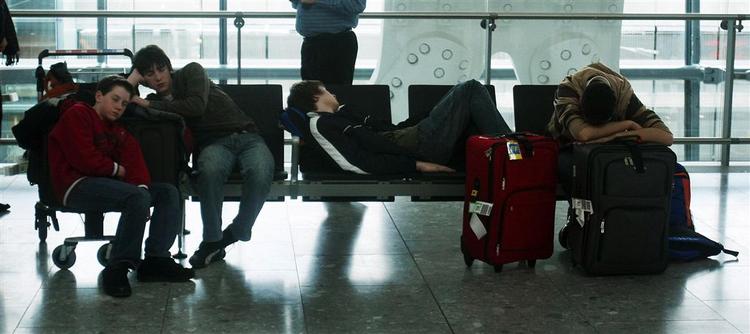 Mange passagerer må vente i Heathrows nye terminal, inden de kan komme på deres fly. 