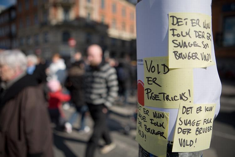En ny bevægelse af unge tager post-it sedler i brug for at bekæmpe gadevolden. 