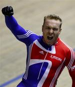 I begge afdelinger af sprintens finale lykkedes det skotten Chris Hoy at overhale sin franske modstander, Kévin Sireau, der forsøgte sig med en lang spurt. 
