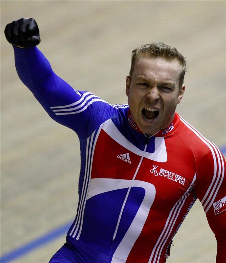 I begge afdelinger af sprintens finale lykkedes det skotten Chris Hoy at overhale sin franske modstander, Kévin Sireau, der forsøgte sig med en lang spurt. 