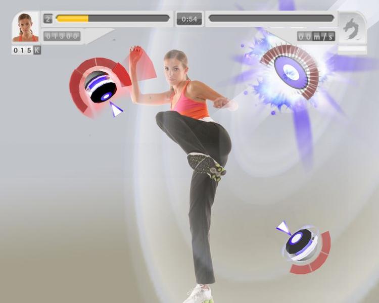 Med det lille webkamera EyeToy koblet til PlayStation 2 bliver man selv hovedpersonen i spillene, som her i EyeToy Kinetic, der er et seriøst fitness-spil, der kan lægge 12 ugers træningsplaner for en. 