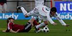 Nüernbergs Ivan Saenko (tv.)tackler Bayerns Jose Ernesto Sosa. 