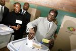 Robert Mugabe har siddet på magten i 28 år i Zimbabwe. Her stemmer han ved dagens tredobbelte valg. 