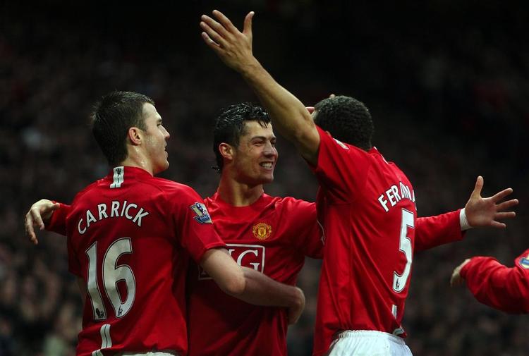 Hyld mig! Chrstiano Ronaldo var dagens mand på Old Trafford med et mål og to målgivende afleveringer. 