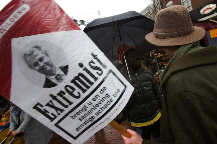 I dagene op til at Geert Wilders' film blev offentliggjort, blev han mødt med flere demonstrationer - blandt andet her i Amsterdam i januar. 