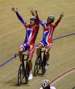 Storbritanniens har vundet ni guldmedaljer ved VM i banecykling. Her der det Bradley Wiggins (tv.) og Mark Cavendish, der dirigerer publikums applaus. 