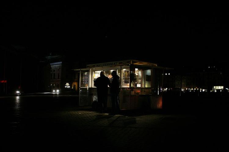 En pølse, tak! Kongens Nytorv henlægger i mørke pånær den rullende restaurant. 