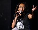 Caroline Henderson har på fem album i træk har udviklet sig til at være en af vores mest spændende kunstnere overhovedet i musikken. Billedet her er fra en koncert i Copenhagen JazzHouse i 2006. 
