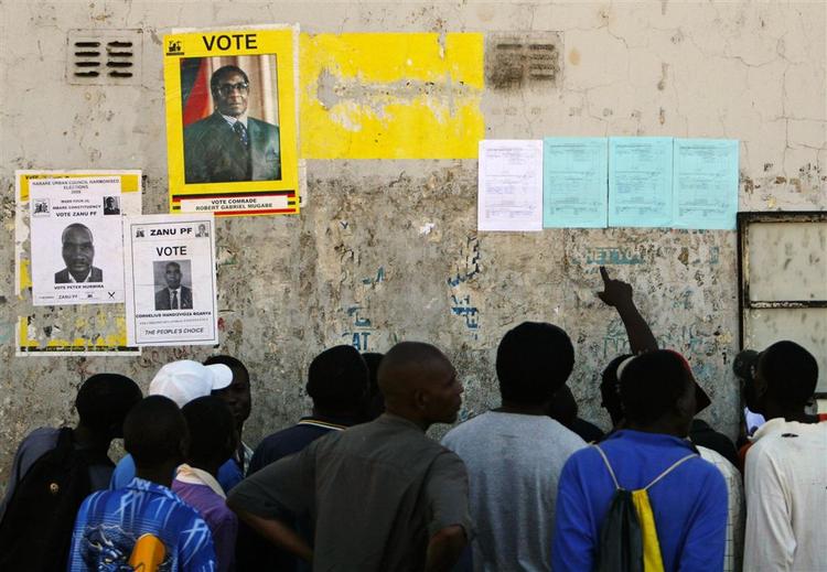 Zimbabwe gik i går til valg. Præsident Robert Mugabes 28 år ved magten kan være ved at være forbi. 