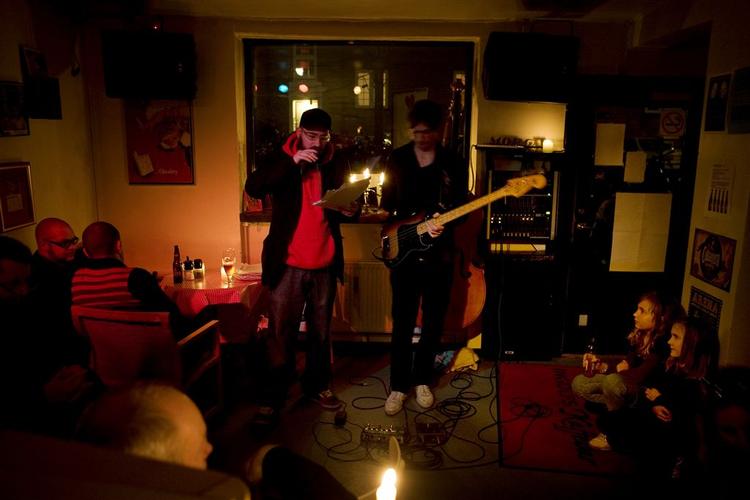 På Ingolfs Kaffebar blev lyset også slukket, imens et band spillede numre fra deres cd med titlen 'Sluk lyset'. 