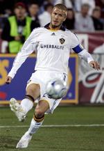 David Beckham i karakteristisk stil i nattens sæsonpremiere for Galaxy. 