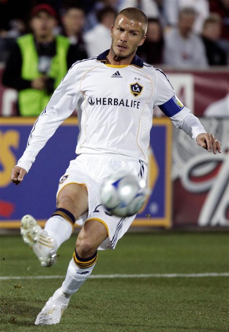 David Beckham i karakteristisk stil i nattens sæsonpremiere for Galaxy. 