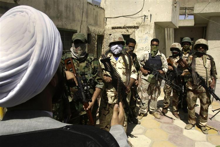 Den shiamuslimske præst Moqtada al-Sadr beordrer sin milits væk fra Basras gader efter flere dages kampe mod regeringsstyrker. 
