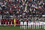 Mandskaberne fra Siena (forrest) og Livorno afholder et minuts stilhed som markering af Parmatilhængerens død tidligere i dag. 