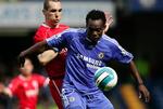 Chelseas Michael Essien (th.) i kamp med Middelsbroughs Emanuel Pogatetz. 