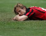 Øv! Milans Massimo Ambrosini er kun få centimenter fra at bide i græsset. 