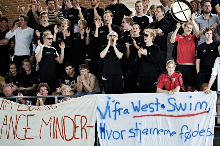 Finalen i de danske holdmesterskaber i svømning blev udsat en halv time på grund af lidt for frække plakater, som holdet West Swim havde opsat. Her ses nogle af de mange tilskuere. 