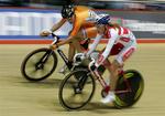 Her suser medaljechancen forbi. Trine Schmidt kom ikke med hollænderen Eleonora van Dijk, da hun stak af og sikrede sig guldmedaljen ved dagens scratchrace ved VM i banecykling. 