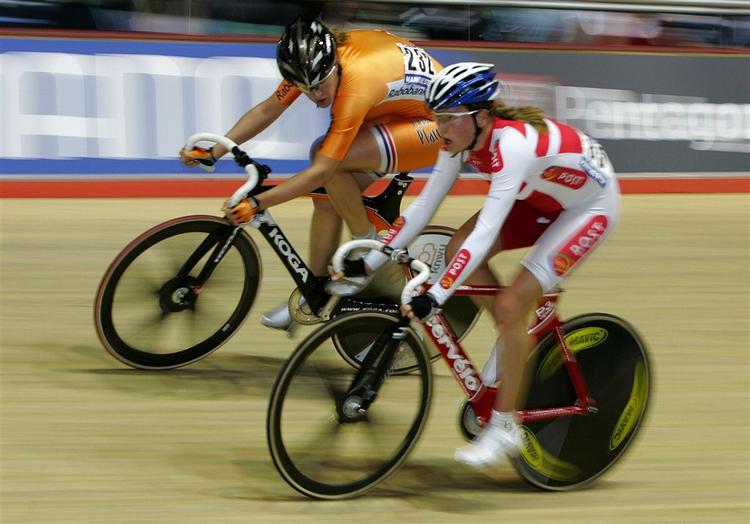 Her suser medaljechancen forbi. Trine Schmidt kom ikke med hollænderen Eleonora van Dijk, da hun stak af og sikrede sig guldmedaljen ved dagens scratchrace ved VM i banecykling. 