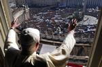 På verdensplan er der nu to procent flere muslimer end katolikker, ifølge data fra Vatikanet. Det er fordi de får flere børn, siger talsmanden, der står bag Vatikanets årsrapport. Her ses titusinder katolikker på Sankt Peters plads i Rom. ARKIVFOTO. 