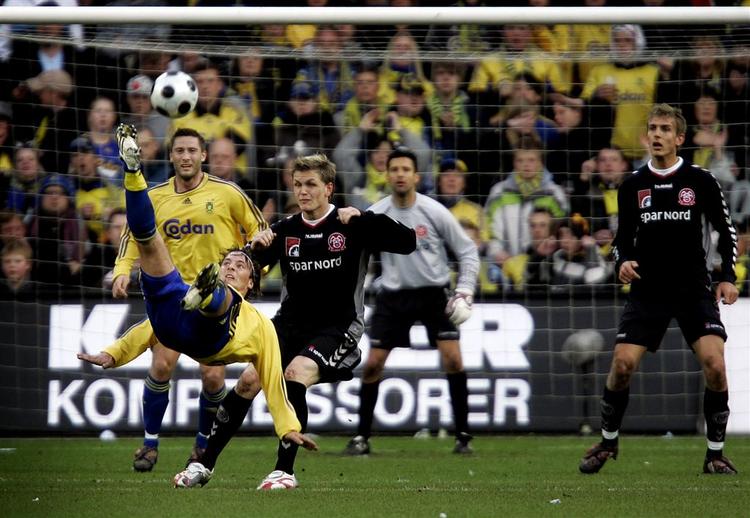 Brøndby blev tvunget til at afslutte udefra, som her da Mike Jensen forsøge sig med et akrobatisk saksespark - fra en position uden for straffesparksfeltet. 