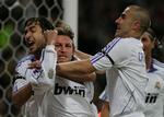 Gabriel Heinze hyldes af Raul og Fabio Cannavaro. 