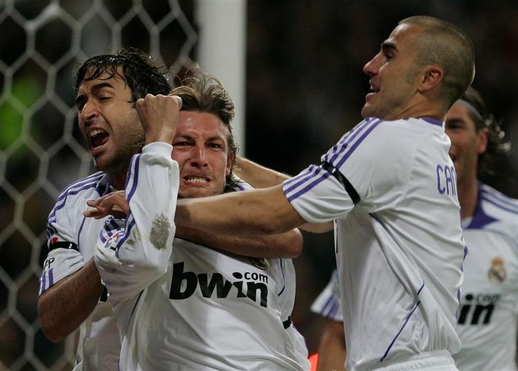 Gabriel Heinze hyldes af Raul og Fabio Cannavaro. 