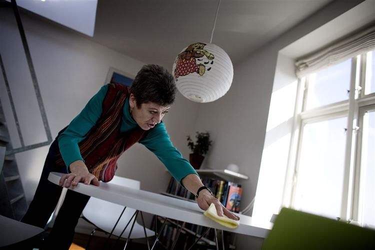 Rengøringsassistent Annie Stuhr har altid haft travlt og vil gerne have fuldtidsarbejde, men det kan hun ikke. 